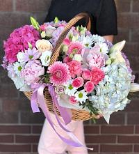 Композиция солнечный день в Мечётинской Цветочная композиция из Розы, Хризантемы, Пионы и Лизиантусы в корзине в Мечётинской