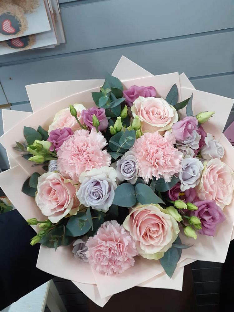 Букет цветов из: Розы, Гвоздики и Лизиантусы в Мечётинской