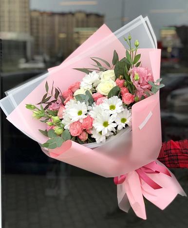Букет цветов из: Розы, Лизиантусы и Хризантемы в Мечётинской